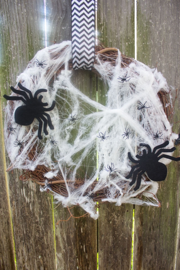 Spinnennetz basteln zu Halloween – 50 Ideen und 2 Anleitungen spinnen kranz grusel baumwolle