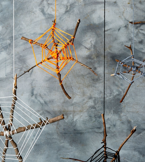 Spinnennetz basteln zu Halloween – 50 Ideen und 2 Anleitungen spinnen netze bunt zweige natur