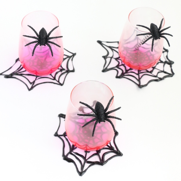 Spinnennetz basteln zu Halloween – 50 Ideen und 2 Anleitungen tassen untersetzer heißkleber