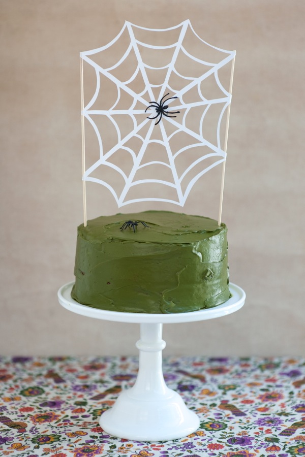 Spinnennetz basteln zu Halloween – 50 Ideen und 2 Anleitungen torten deko grün weiß essbar