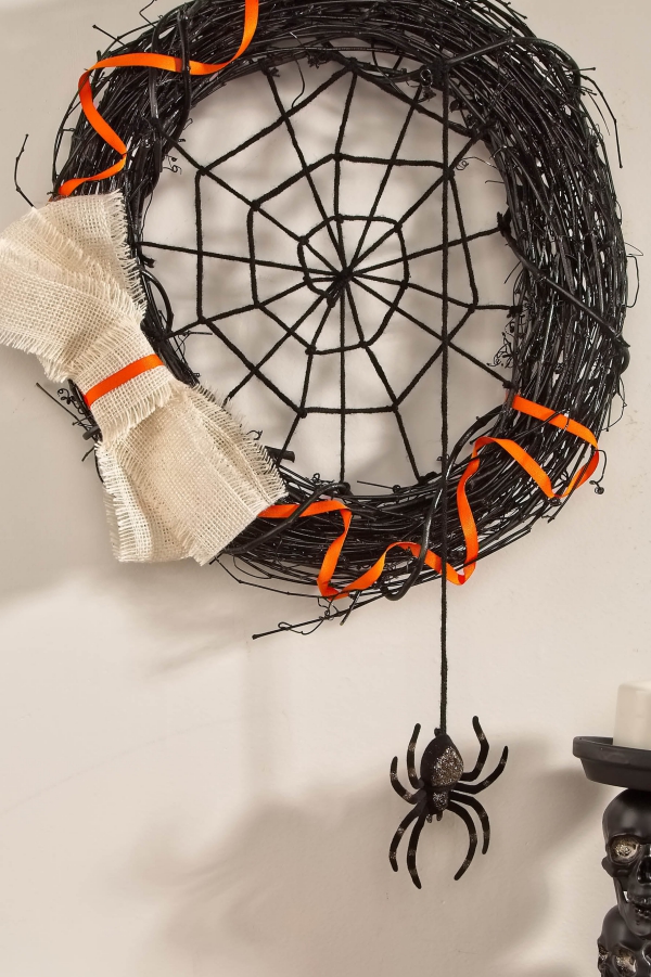 Spinnennetz basteln zu Halloween – 50 Ideen und 2 Anleitungen türkranz deko kreativ spinnen