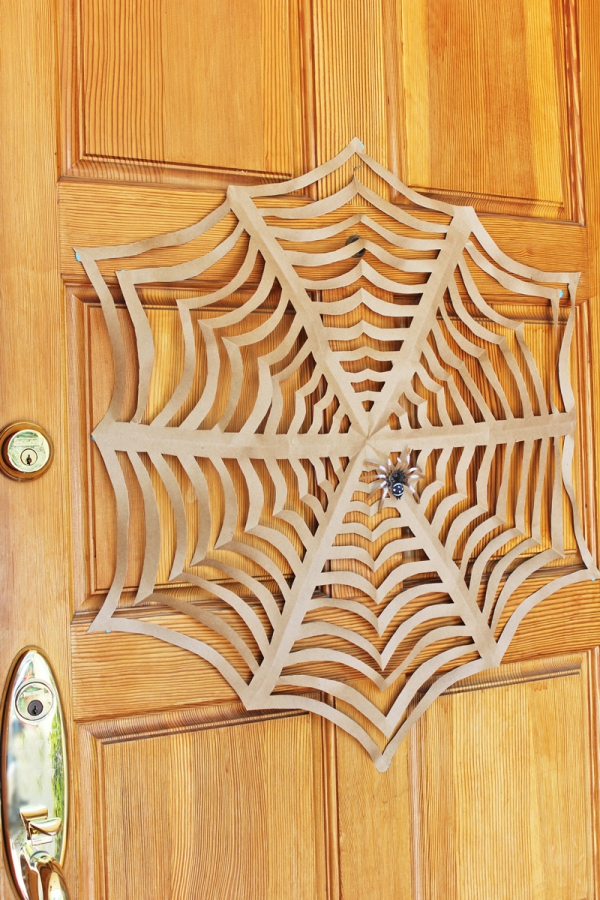 Spinnennetz basteln zu Halloween – 50 Ideen und 2 Anleitungen türkranz papier groß ausschnitt