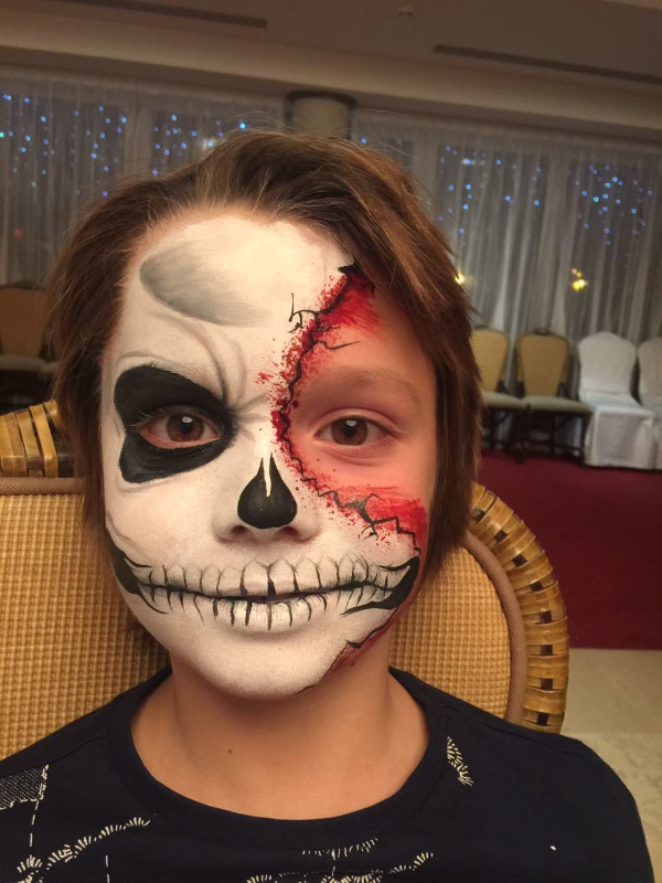 Weißes Gesicht - rote linke Seite - Halloween Make Up