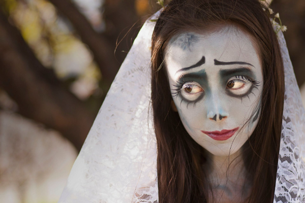 Weißes Gesicht - tolle schwarze Ringe um die Augen - Halloween Make Up