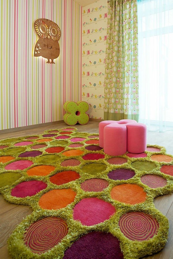 bunter teppich ausgefallener kinderzimmerteppich schöne wandgestaltung