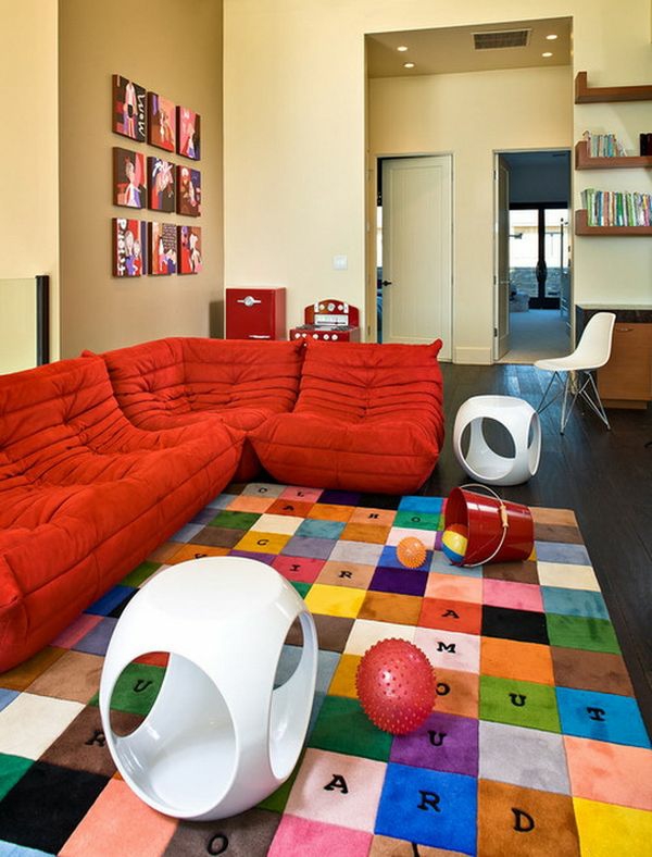 bunter teppich farbenfrohes design rotes sofa