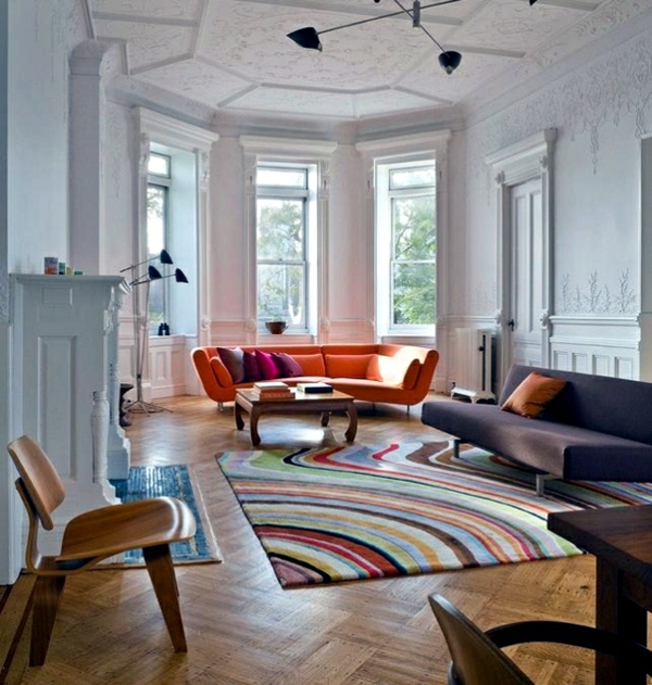bunter teppich großer bunter teppich orangefarbiges sofa skandinavische elemente
