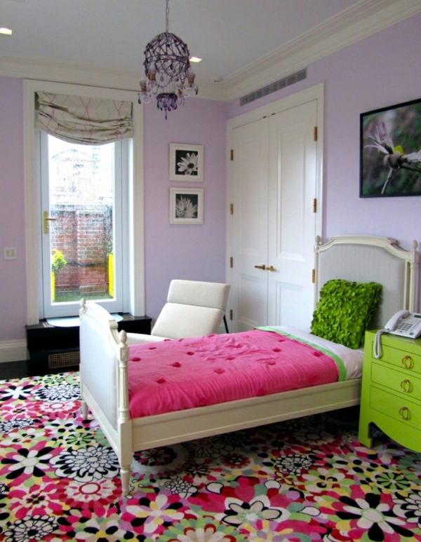 bunter teppich schlafzimmer gestalten lila wände schöner kronleuchter