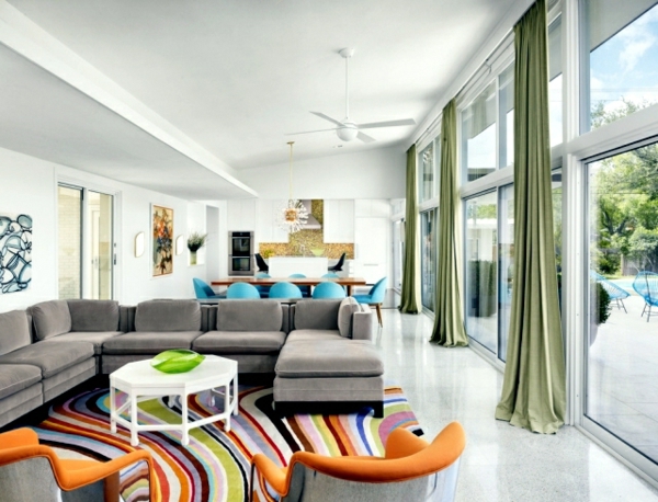 bunter teppich wohnzimmer teppich ideen frisches muster grüne gardinen große fenster ecksofa