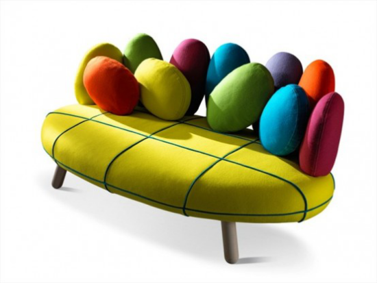 extravagante Sofas ausgefallenes Modell Farbenvielfalt gesättigte Farbtöne Geld dominiert fröhlich wirken