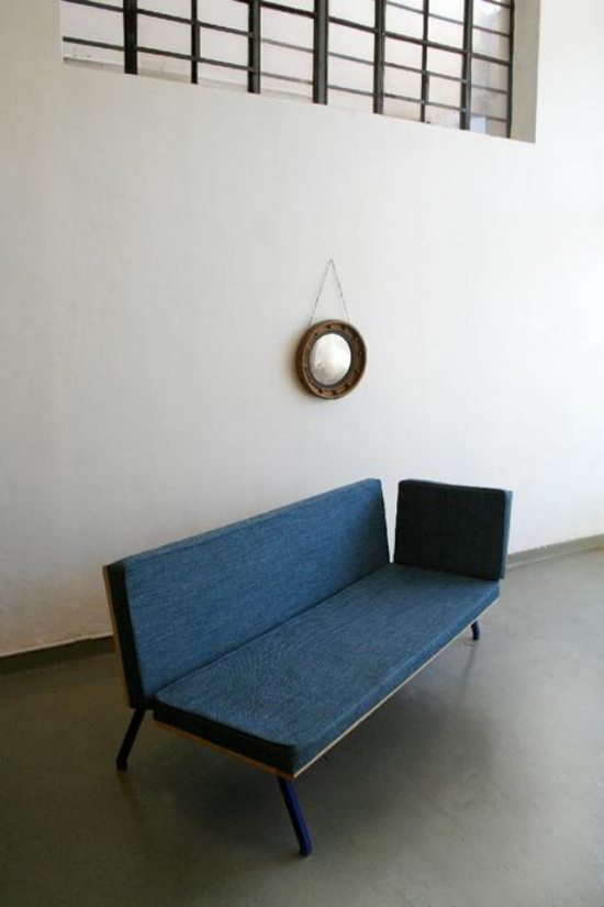 extravagante Sofas ausgefallenes Modell einfaches Design in Marineblau