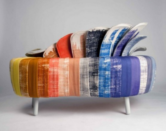 extravagante Sofas ausgefallenes Modell enorme Farbenvielfalt außergewöhnliches Design Frohsinn wecken