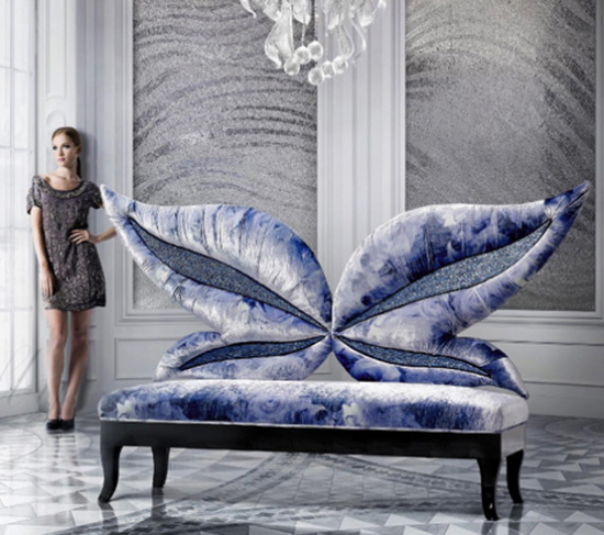 extravagante Sofas ausgefallenes Modell mit Retro Flair Rücklehne wie Blütenblätter blau-grauer Samt bezogen