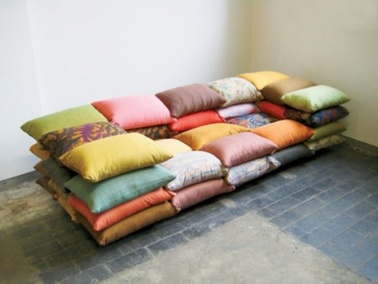 extravagante Sofas ausgefallenes Modell viele bunte Kissen geordnet ausreichend Sitzplatz für einspannte gesellige Stunden