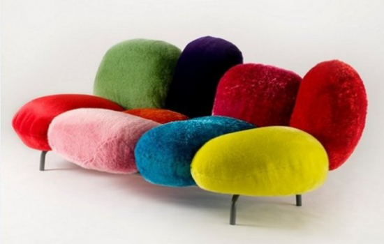 extravagante Sofas ausgefallenes Modell weiche Kissen in grellen Farben kreativ angeordnet Star in der Wohnlandschaft