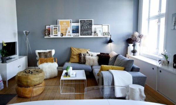 herbstlich dekorieren kleines wohnzimmer einrichten graue wand weiße elemente
