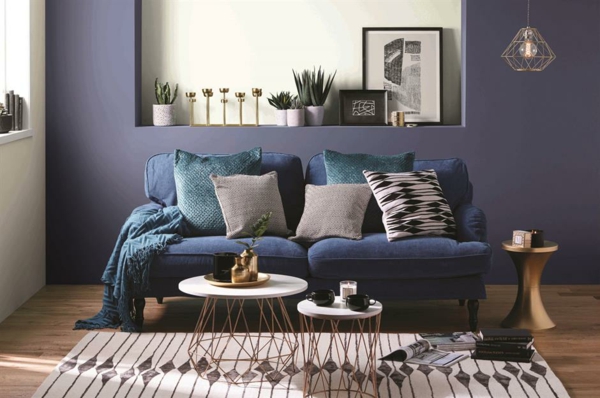 herbstlich dekorieren kleines wohnzimmer gemütlich teppichmuster blaue akzentwand
