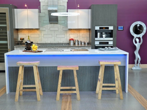küche streichen farbideen wandfarbe küche lila beleuchtete kücheninsel