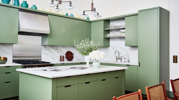 moderne küche mit kochinsel grüne küche einrichten weiße arbeitsoberflächen marmor küchenrückwand