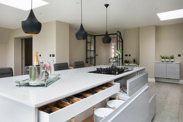 moderne küche mit kochinsel luxuriöse kücheneinrichtung elegante pendellampen
