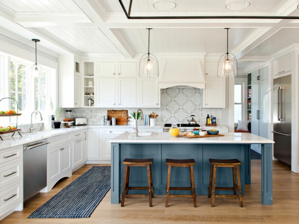 moderne küche mit kochinsel weißküchenschränke blaue kücheninsel teppichläufer