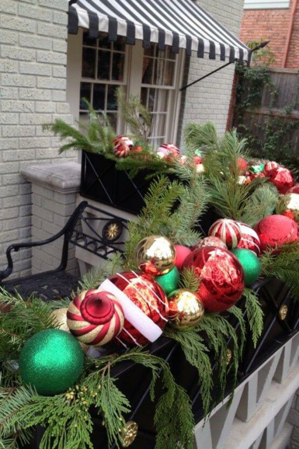 weihnachtlich dekorieren balkon deko weihnachtskugel balkongeländer dekorieren