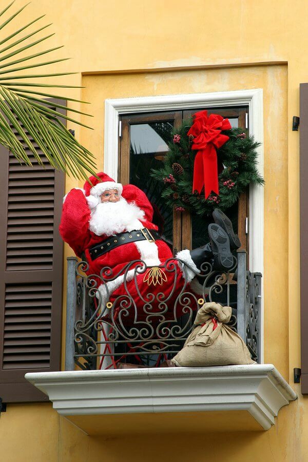 weihnachtlich dekorieren balkon dekorieren weihnachtsmann deko
