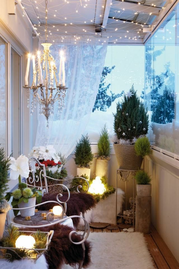 weihnachtlich dekorieren balkon viel grün kleinen balkon dekorieren leuchter teppich