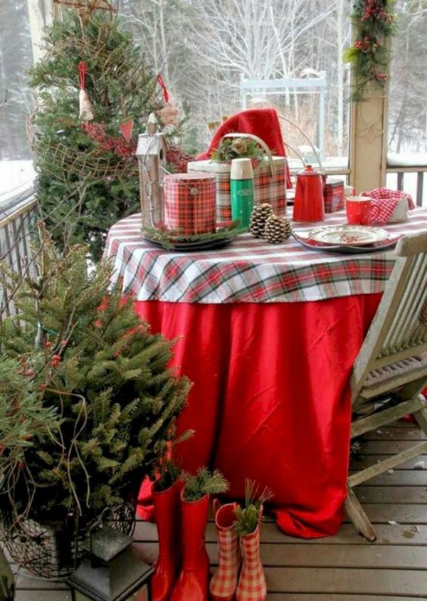 weihnachtlich dekorieren balkontisch festlich dekorieren viel grün