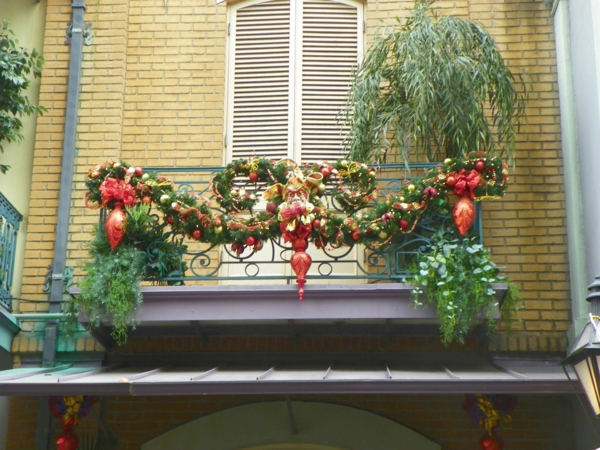 weihnachtlich dekorieren kleinen balkon dekorieren ideen