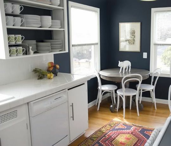 weiße küche welche wandfarbe dunkelblaue wände schöner teppichläufer