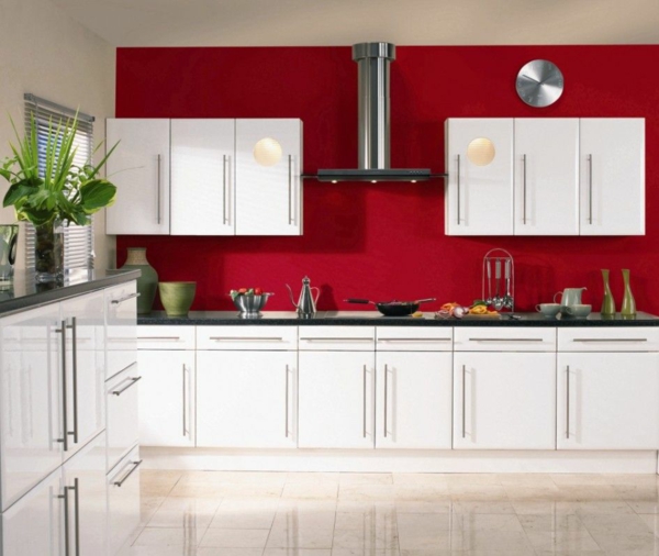 weiße küche welche wandfarbe rote akzentwand glänzänder bodenbelag