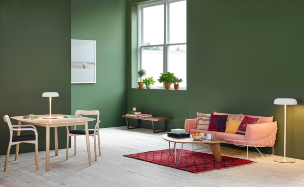 wohnzimmer farben ideen grüne wände heller laminatboden warme akzante
