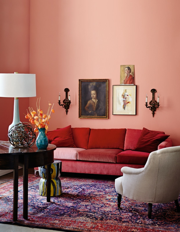 wohnzimmer farben ideen rotes sofa perserteppeich weißer sessel