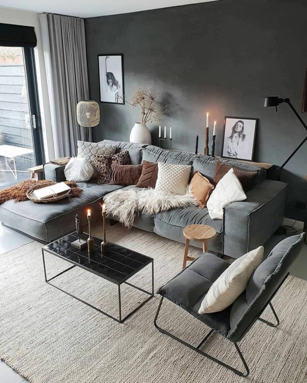 Wohnzimmer einrichten Ideen graues sofa graue wand kerzen