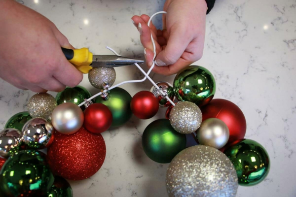 basteln mit weihnachtskugeln weihnachtskranz selber machen festliche türdeko