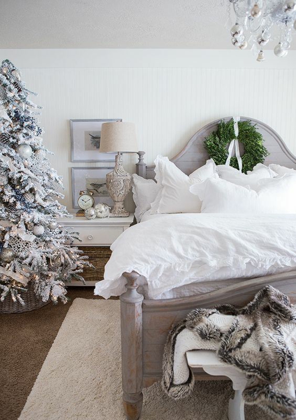 schlafzimmer gemütlich gestalten kopfbett dekorieren großer tannenbaum