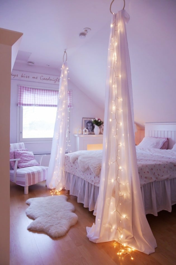 schlafzimmer gemütlich gestalten lichterkette lange gardinen weihnanchtsstimmung