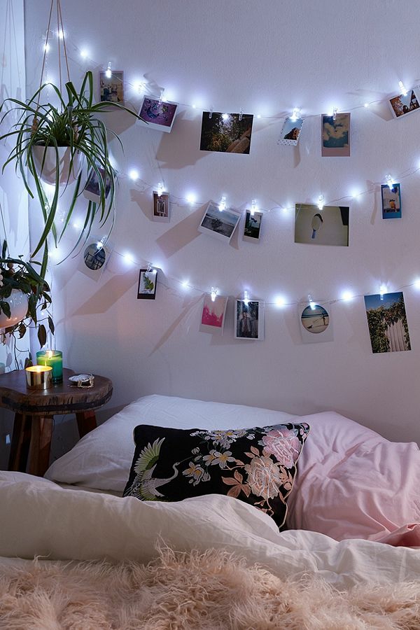 schlafzimmer gemütlich gestalten lichterkette wanddeko fotos aufhängen