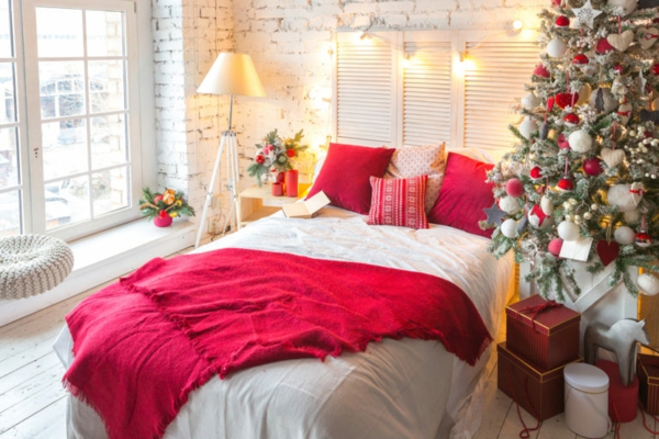 schlafzimmer gemütlich gestalten tannenbaum rote dekokissen lichterkette