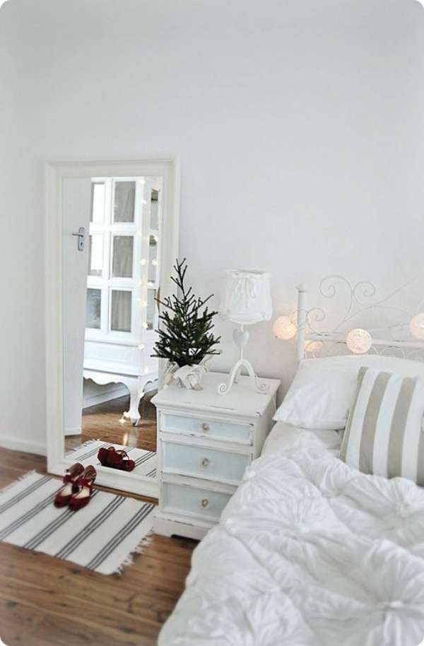 schlafzimmer gemütlich gestalten weihnachtsdeko ruatikale deko kleiner tannenbaum