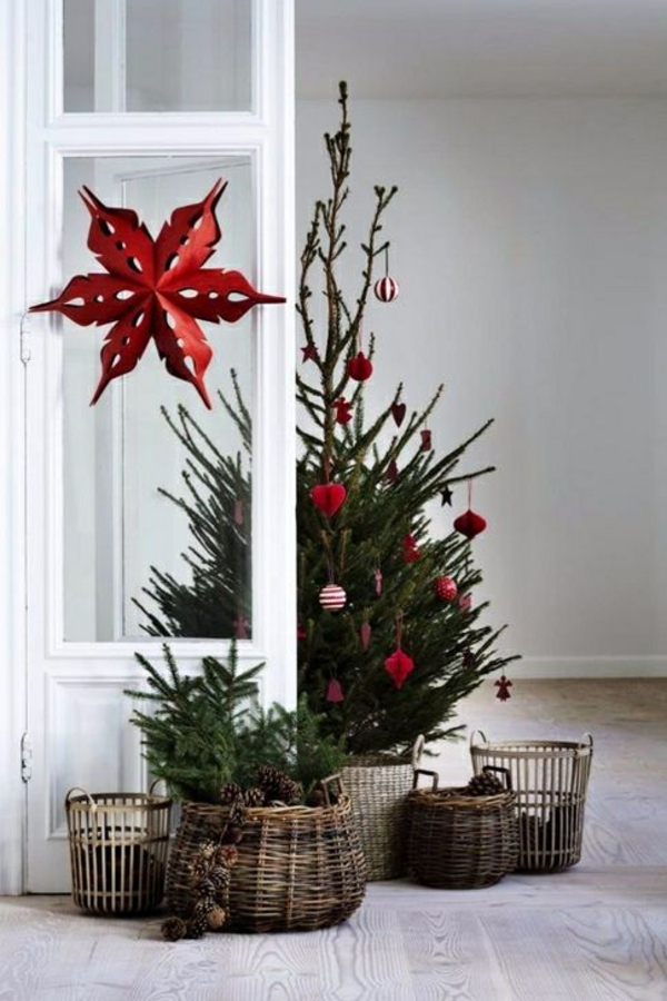 skandinavische weihnachtsdeko christbaum rote akzente