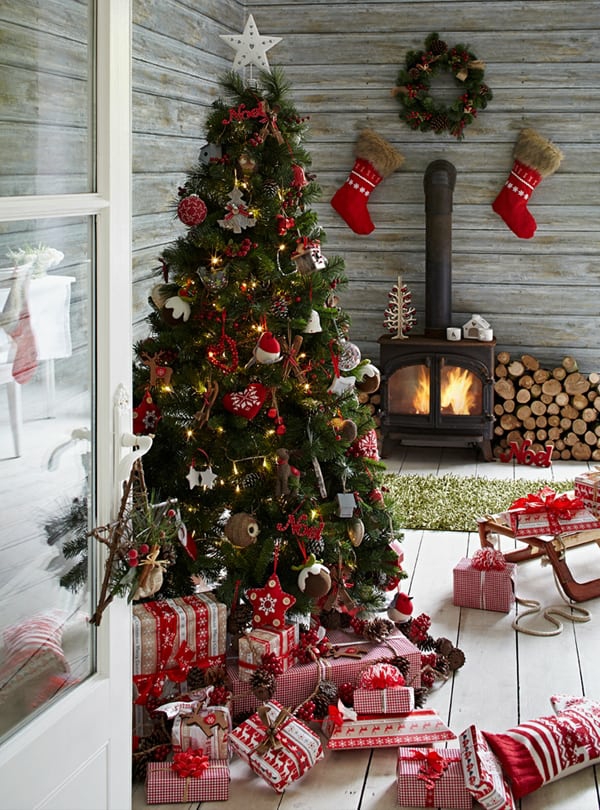 skandinavische weihnachtsdeko schöner christbaumschmuck rote akzente viele geschenke
