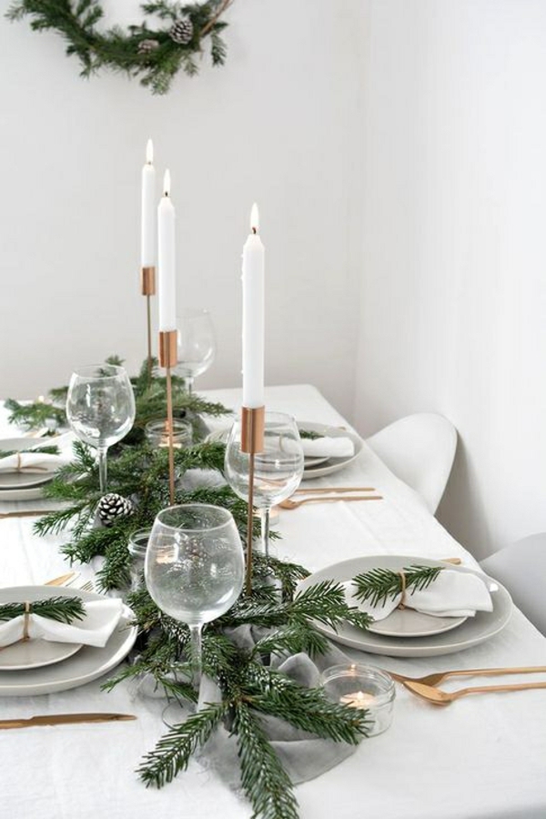 skandinavische weihnachtsdeko stilvolle tischdeko weiße tischdecke viel grün