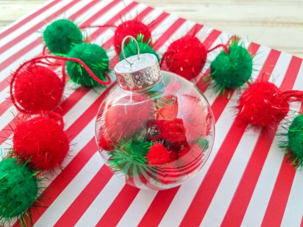 weihnachtskugeln basteln acrylkugeln befüllen pompons weihnachtsdeko basteln
