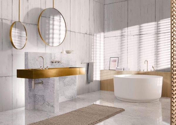Badezimmer Ideen Moderne Beleuchtung und Spiegeleffekte