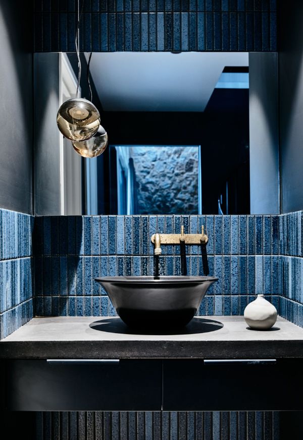 Badezimmer Ideen - blaues Design und tolle Beleuchtung