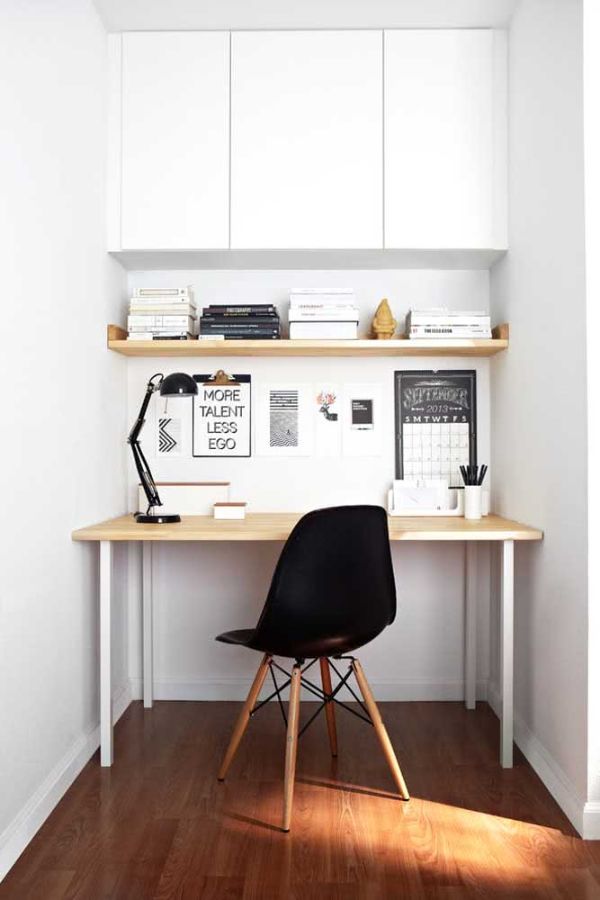 Bürostuhl - schwarzer Stuhl mit Holzbeinen