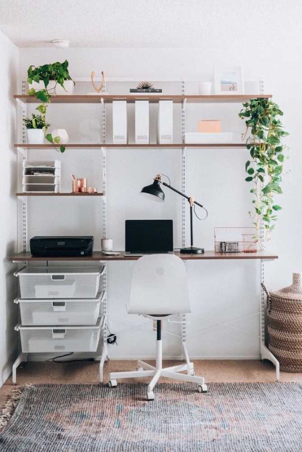 Bürostuhl weiße Home Office Gestaltung