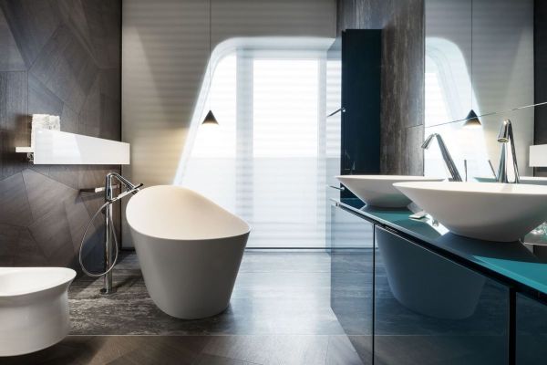 Heller Raum und Spiegeloberflächen Badezimmer Ideen